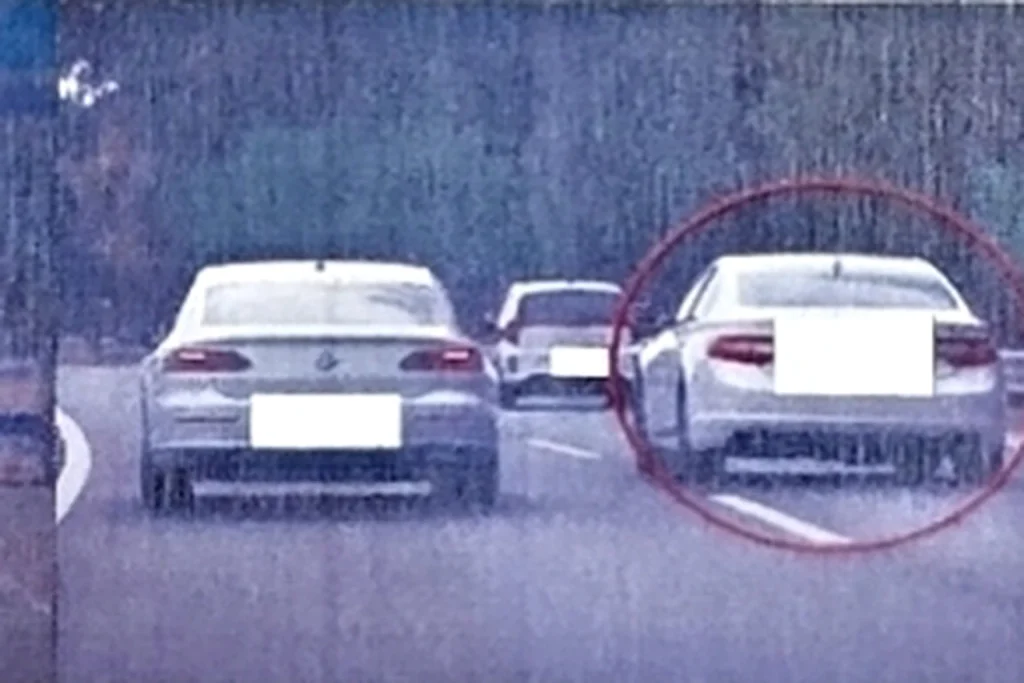 차량 사이를 빠르게 이동하는 난폭운전 차량