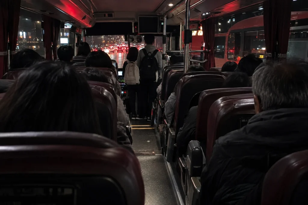 광역버스 통로 입석의 안전 문제를 표현한 삽화